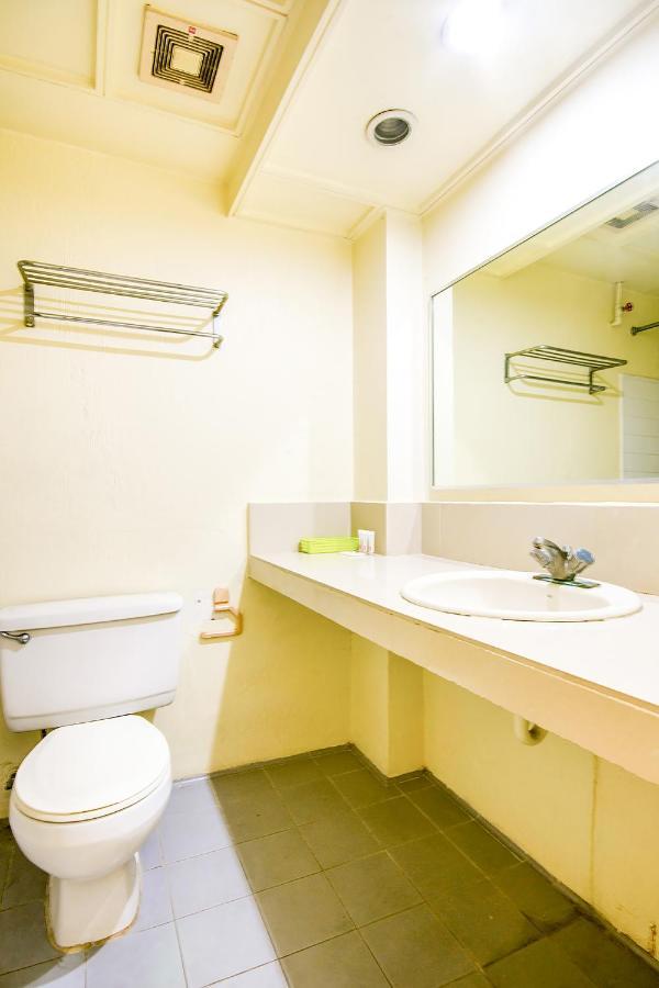 Vaccinated Staff - Oyo 465 Ford'S Inn Cebu Exterior photo